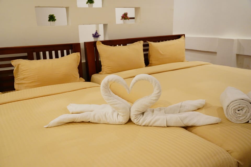 Hypo-allergenic bedding, desk, free WiFi, bed sheets