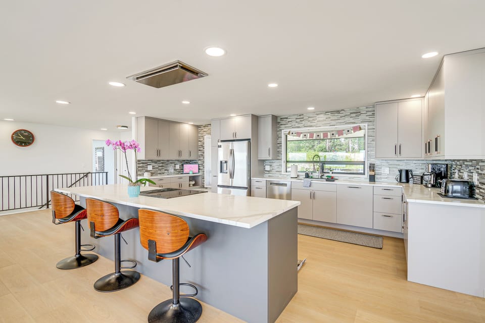 Kitchen | Oven | Microwave | 2nd Floor