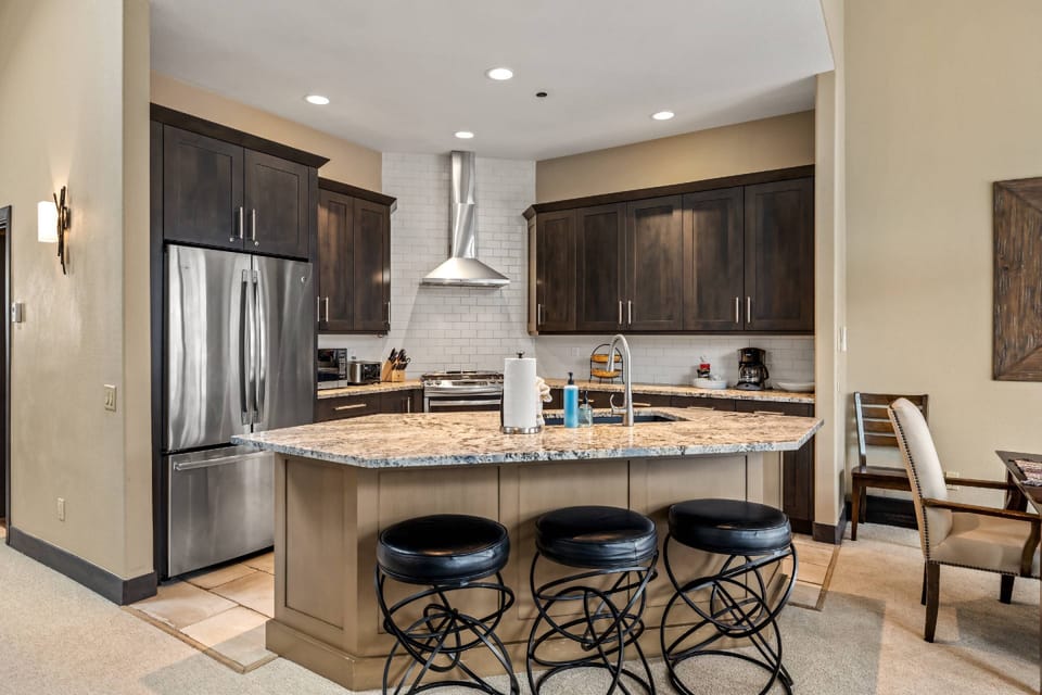 Great kitchen space open to the living and dining areas, perfect for families and groups!