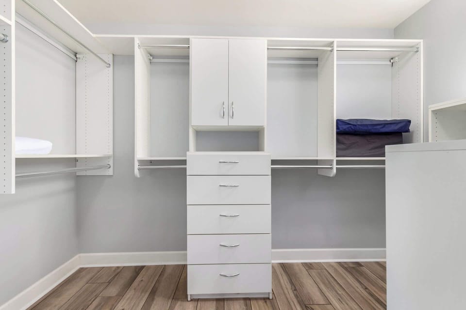 Lareg Walk-in Clsoet