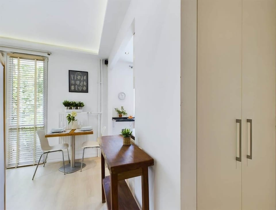 Cosy studio with spacious closet.
