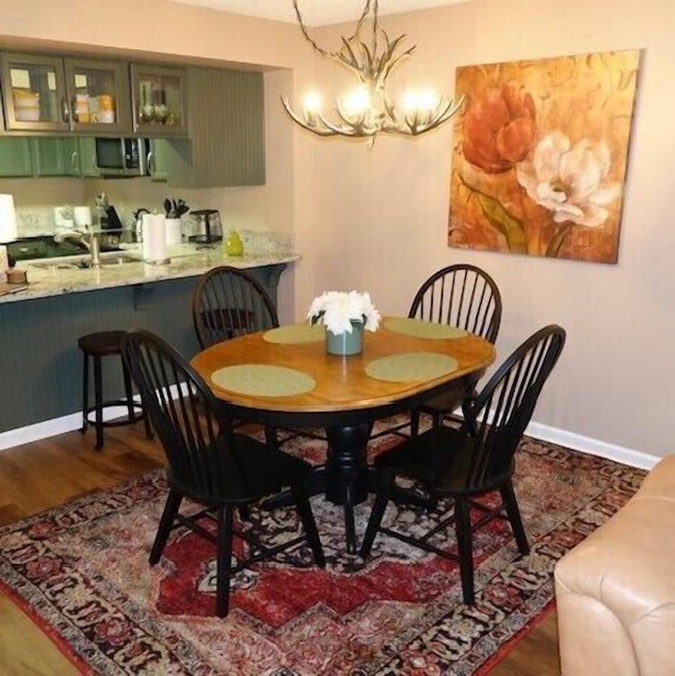 Dinning area - This dinning area is great for a quick breakfast before going out to the mountains for the day.