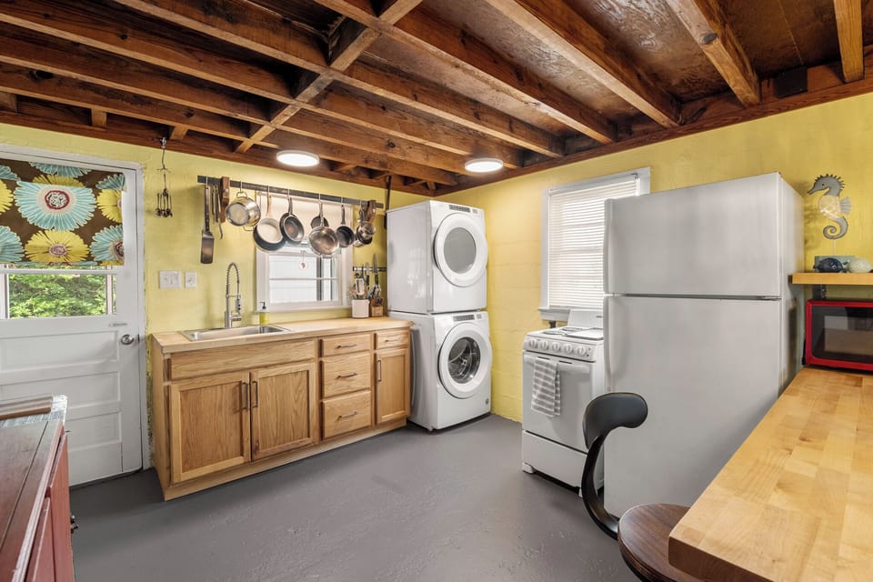 KDN9644: The Pink House | Kitchen