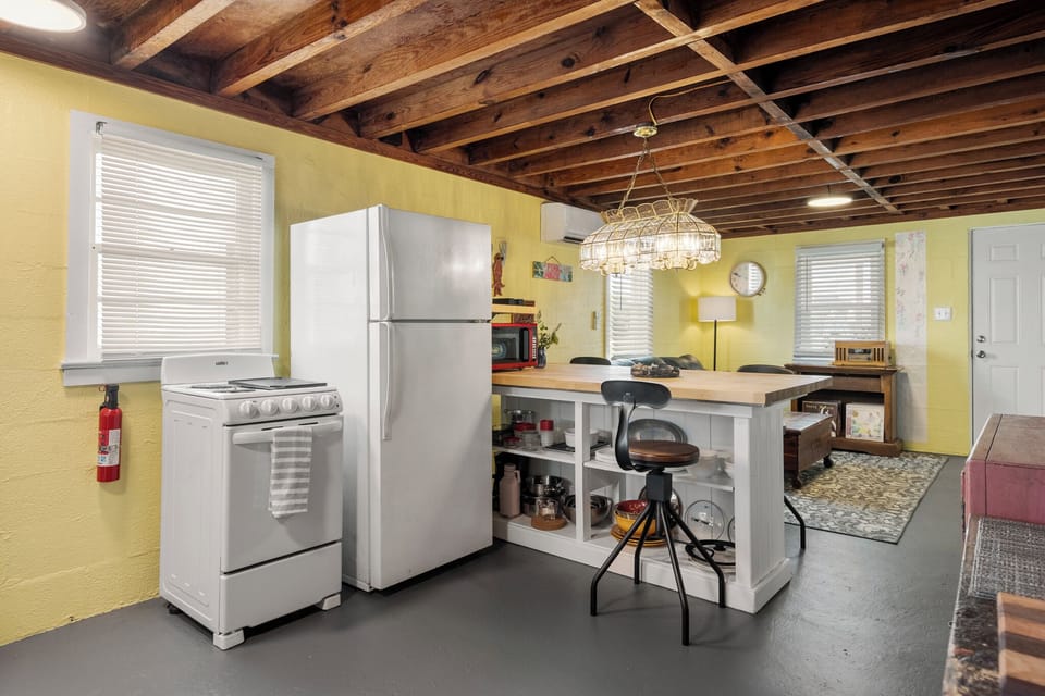 KDN9644: The Pink House | Kitchen