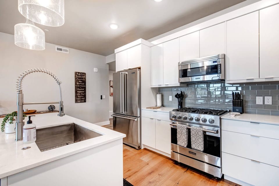 Mayflower Lakeside 103-21 by Moose Management