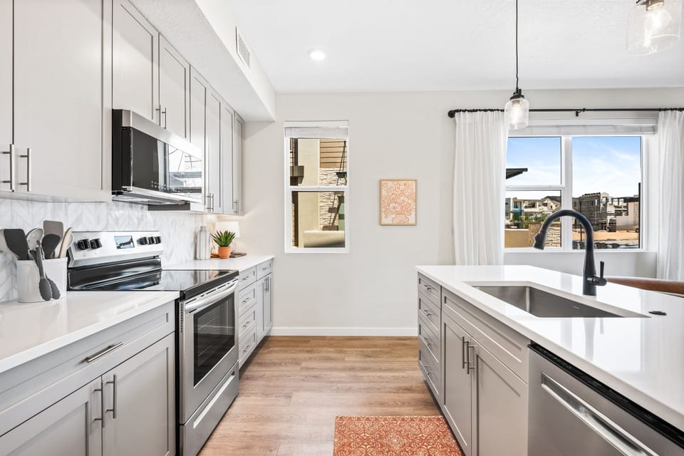Condo, 2 Bedrooms | Private kitchen | Fridge, oven, coffee/tea maker, toaster