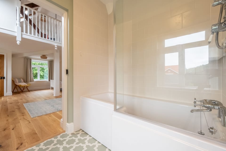First floor: Master en-suite
