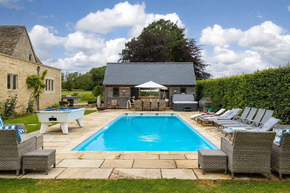 Keepers Lodge Garden - StayCotswold