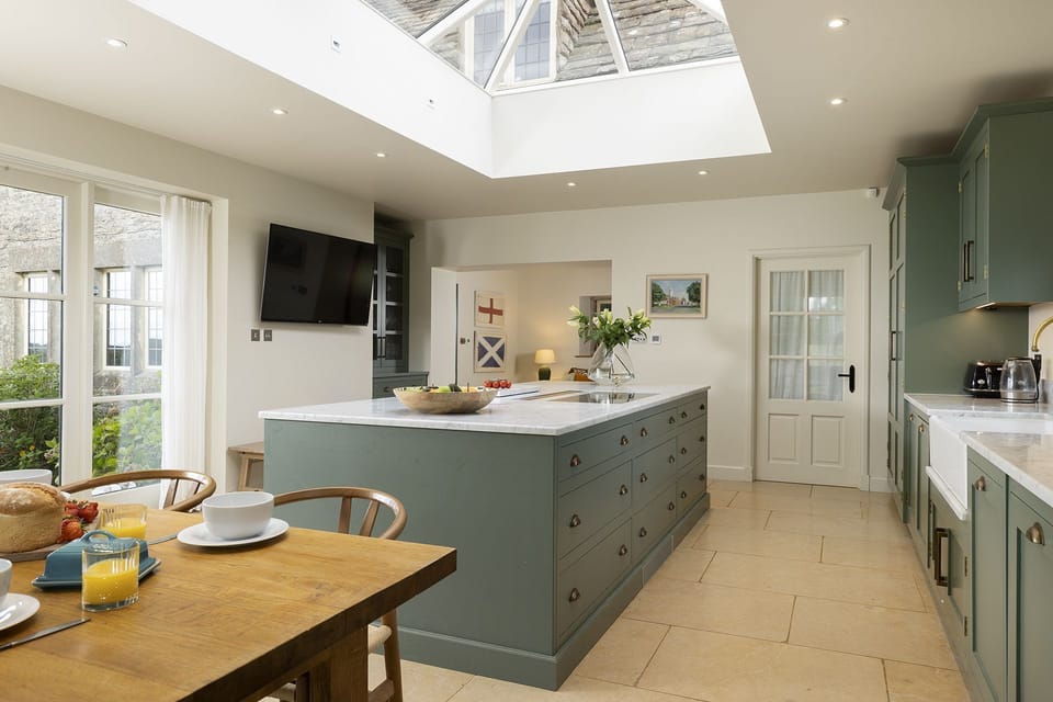 Keepers Lodge Kitchen - StayCotswold