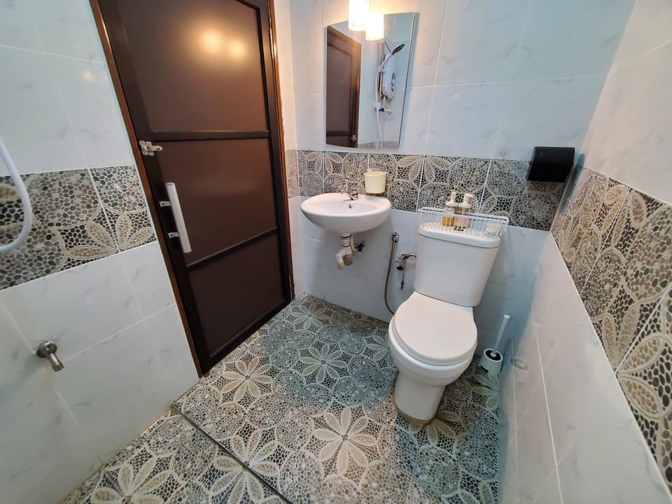 Standard Single Room, 1 Bedroom | Bathroom | Slippers