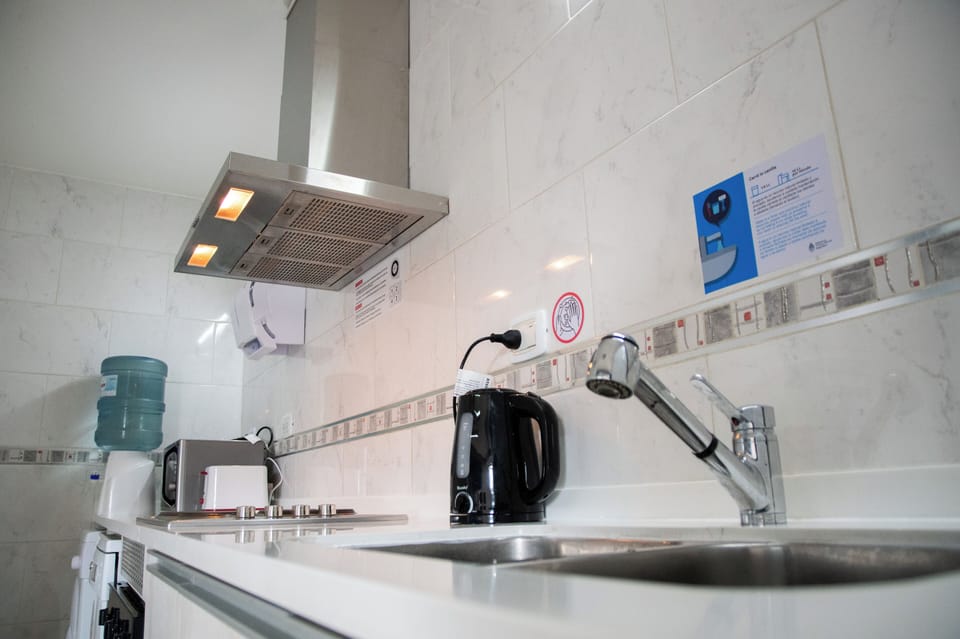 Full-size fridge, microwave, oven, stovetop