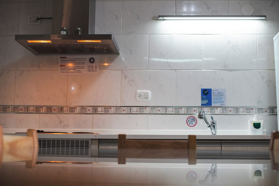 Full-size fridge, microwave, oven, stovetop