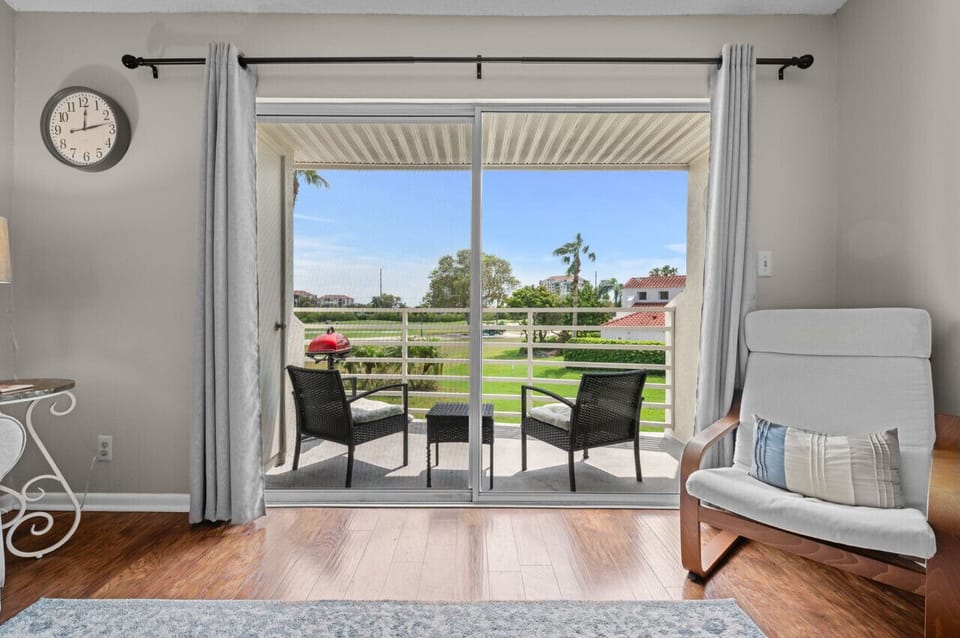 Living Room/Balcony