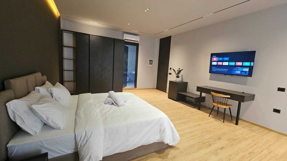 Luxury Suite | Premium bedding, memory foam beds, minibar, desk