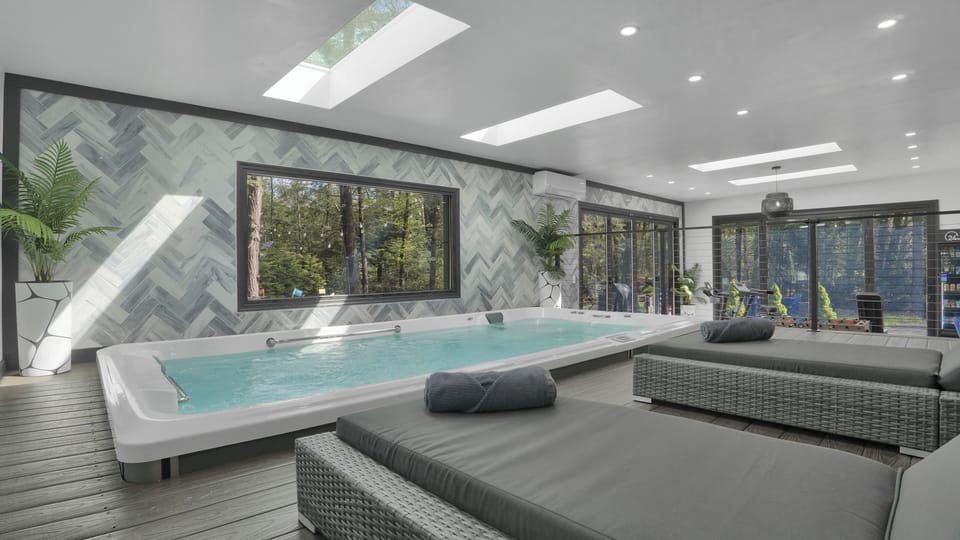 Indoor spa tub