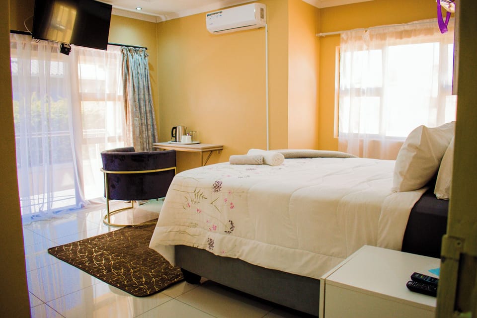 Family Room, 1 King Bed, Private Bathroom | Desk, WiFi (free), individually decorated, individually furnished