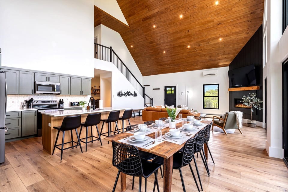 Well equipped eat in kitchen and dining area, new appliances, seating for 12