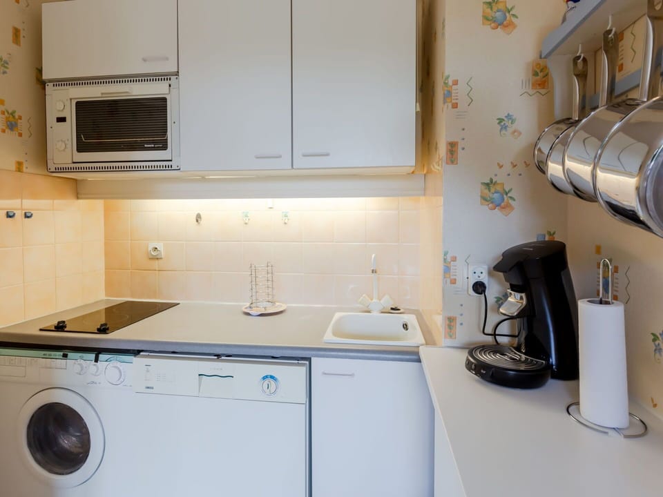 Cabinetry, Property, Kitchen Sink, Home Appliance, Kitchen, Kitchen Appliance, Sink, Kitchen Stove, Major Appliance, Tap