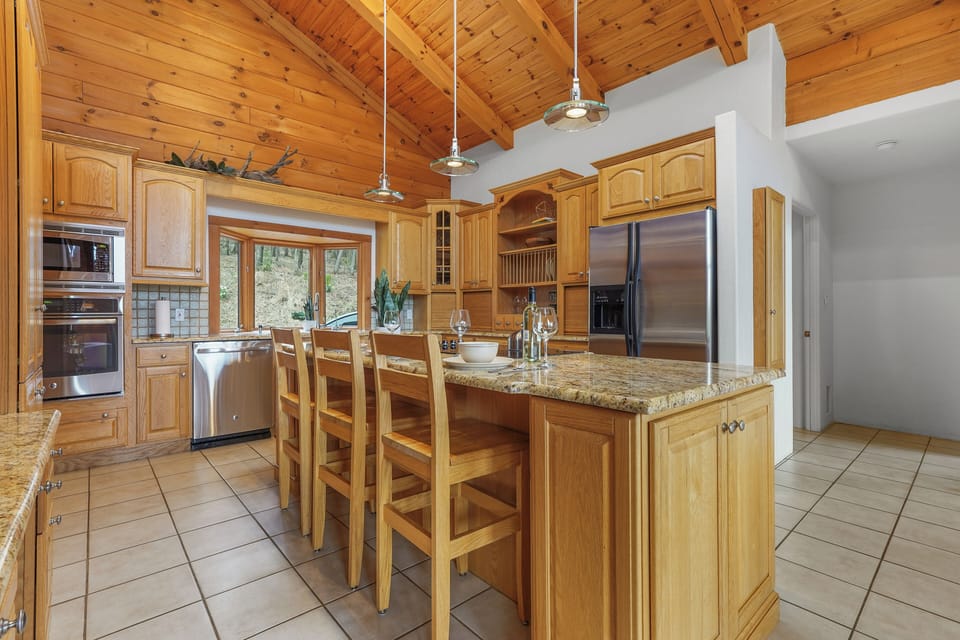 This fully-stocked kitchen will bring comfort to any chef who enters! Glass top stove, stainless steel appliances, and all you need to 'WOW' your loved ones!