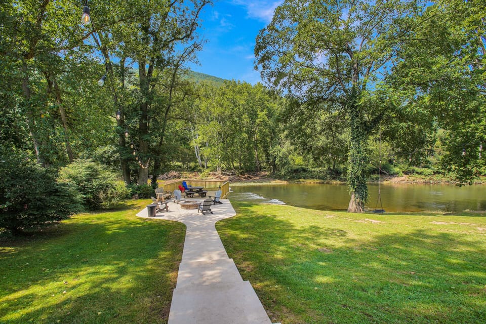 The walkway leading down to the waters edge.