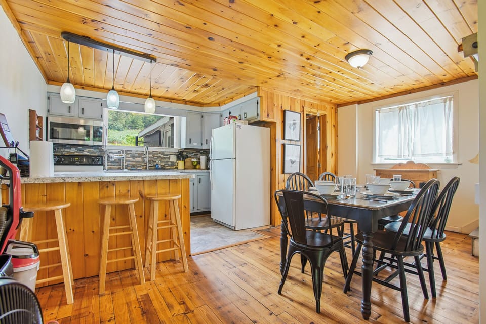 Entertain with ease with the dining table only a few steps away from the kitchen!