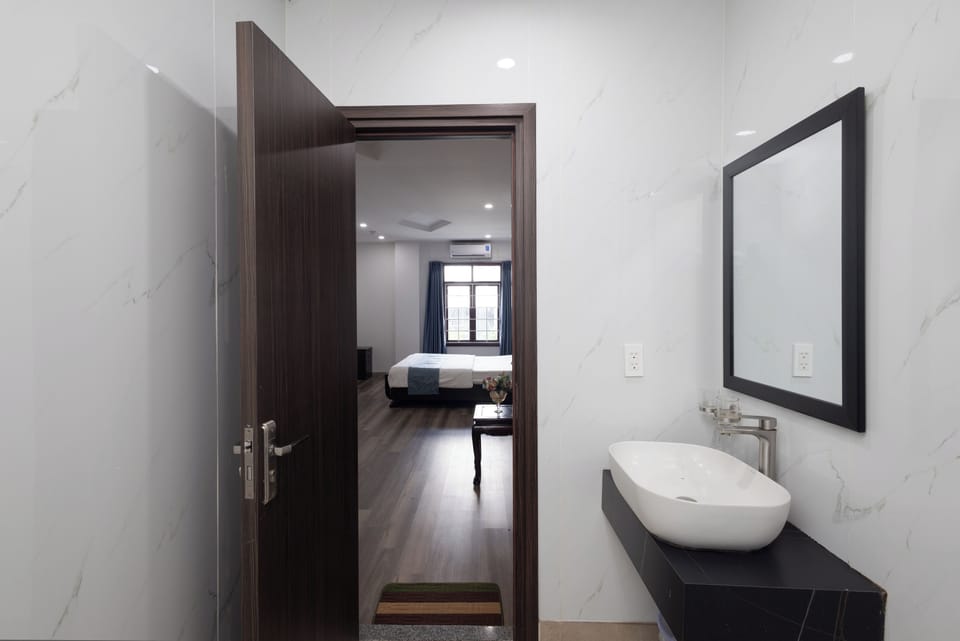 Superior Double Room | Bathroom | Shower, free toiletries, hair dryer, towels