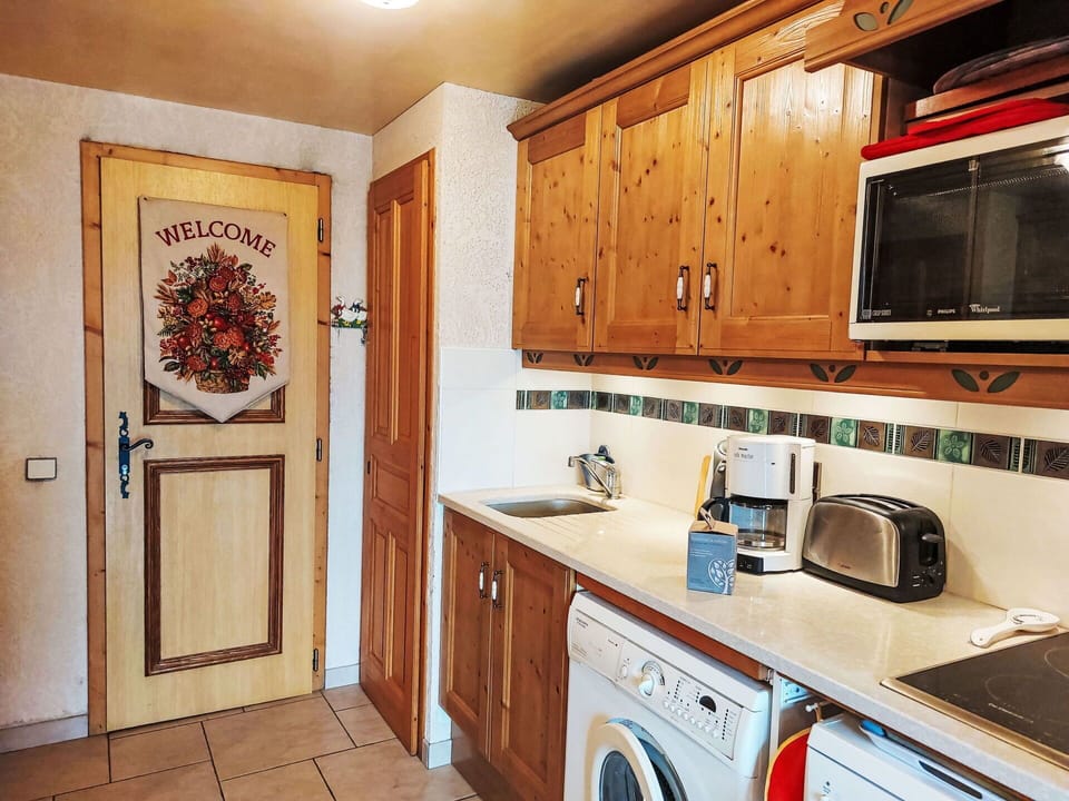 Cabinetry, Property, Countertop, Kitchen Sink, Wood, Kitchen Appliance, Laundry Room, Interior Design, Home Appliance, Kitchen