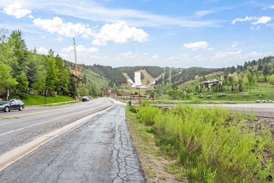 Exterior: View of surrounding nature in Deer Valley