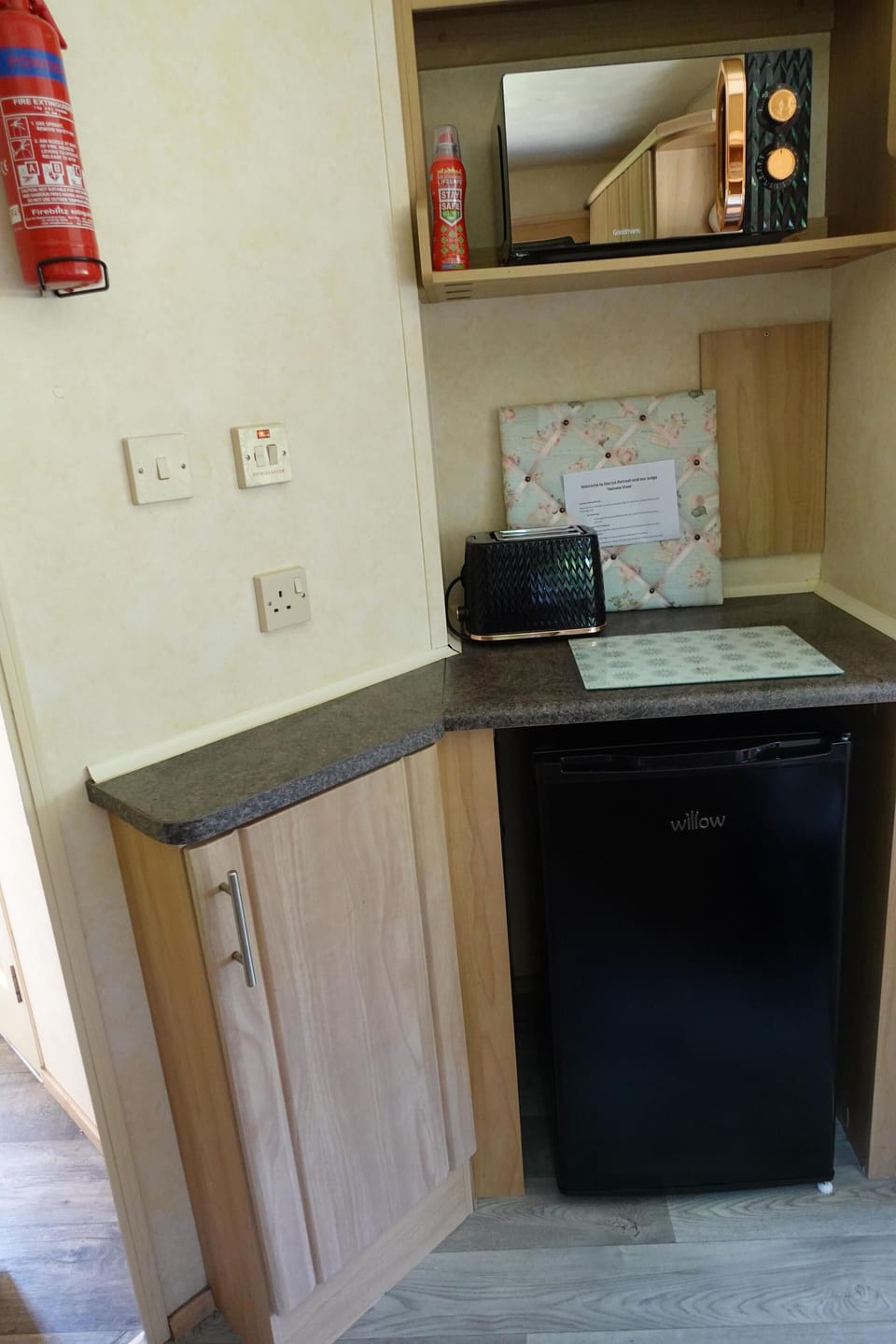 Cabin | Private kitchen | Fridge, microwave, oven, stovetop