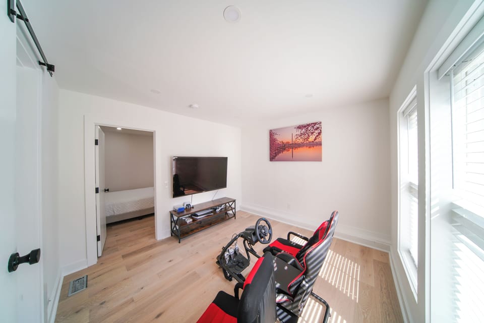 Game room - PS5, racing simulator