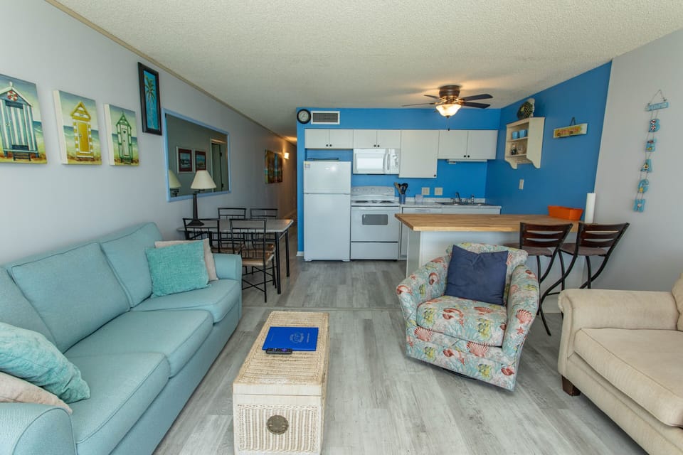 Condo, 2 Bedrooms | Living area