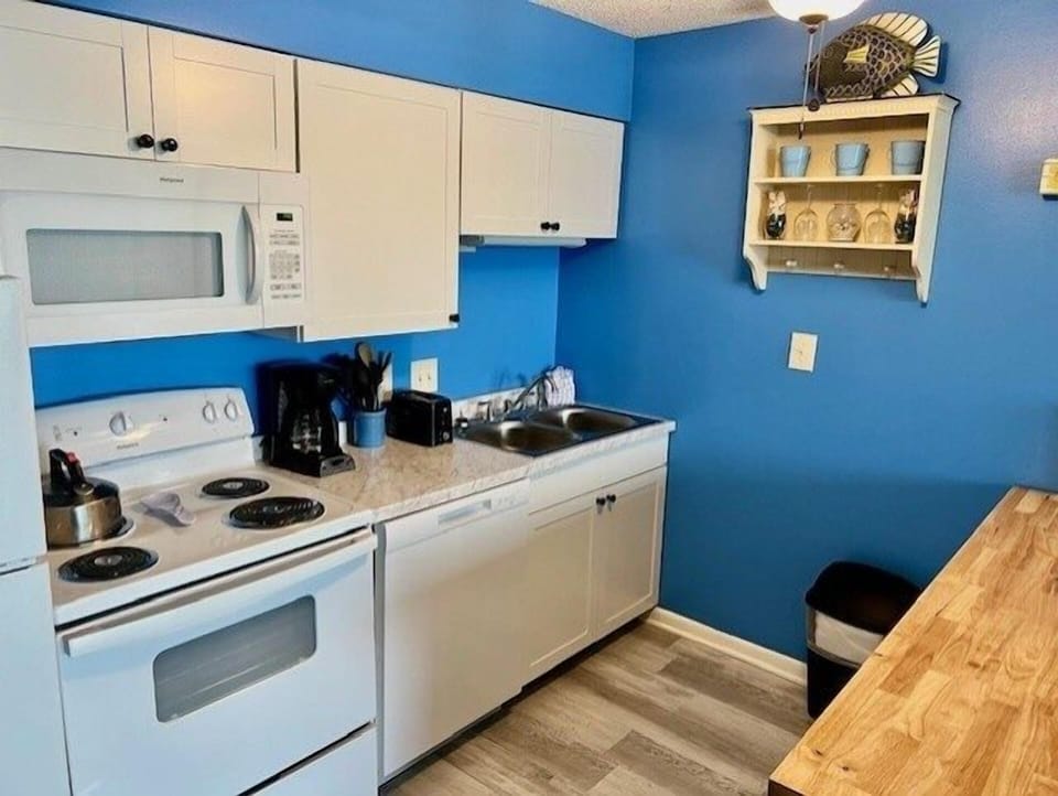Condo, 2 Bedrooms | Private kitchen