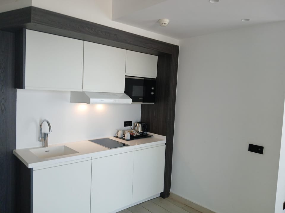 Deluxe Studio, Sea View | Private kitchen | Mini-fridge, electric kettle