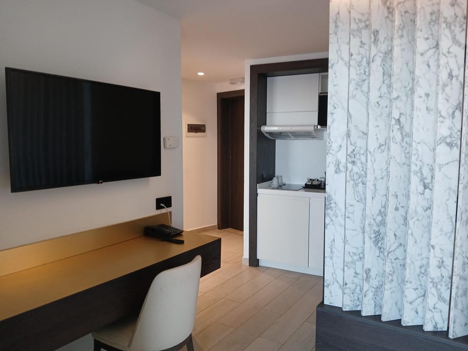 Comfort Apartment, Sea View | Minibar, in-room safe, blackout drapes, soundproofing
