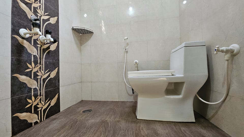 Shower, rainfall showerhead, free toiletries, towels