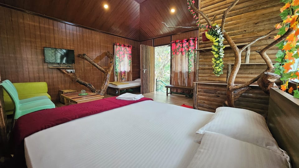 Comfort Tree House | Egyptian cotton sheets, premium bedding, desk, free WiFi