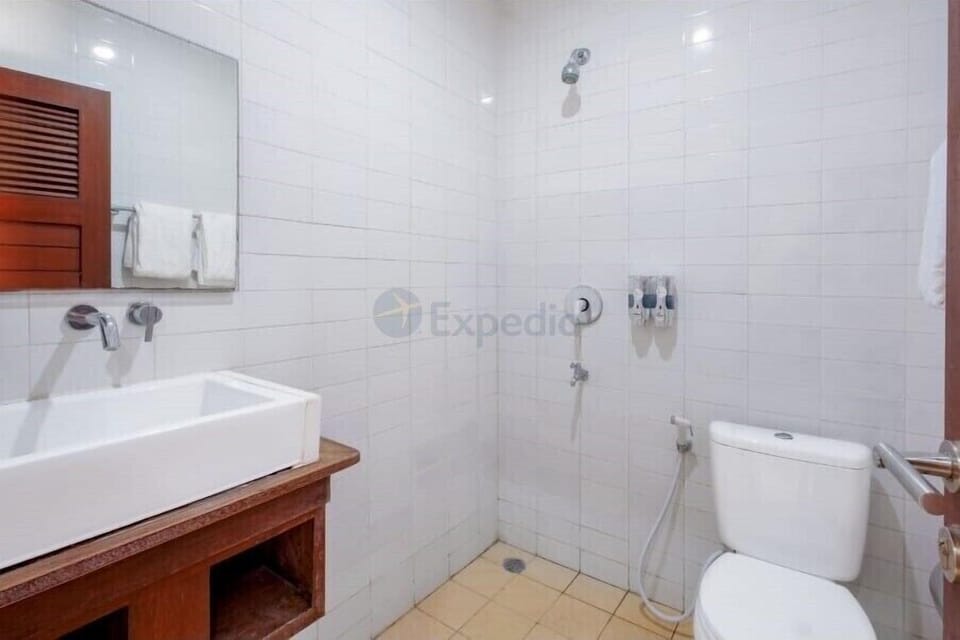 Superior Room | Bathroom | Shower, hair dryer, slippers, towels
