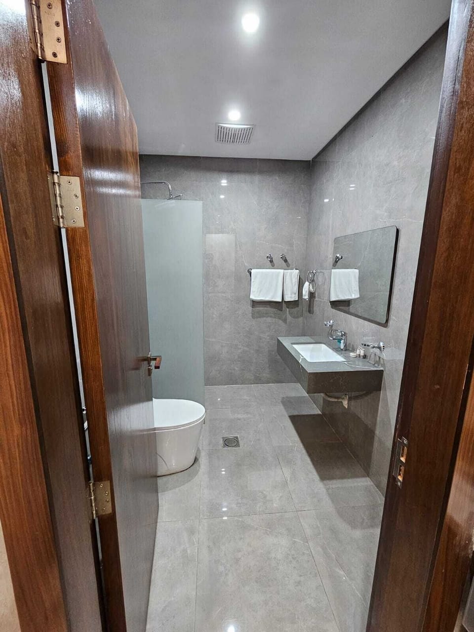 Studio | Bathroom | Slippers, bidet, towels