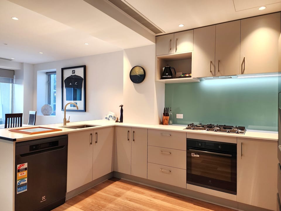 Deluxe Apartment, 3 Bedrooms, Private Bathroom, Bay View | Private kitchen | Full-size fridge, microwave, oven, stovetop