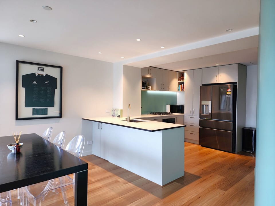 Deluxe Apartment, 3 Bedrooms, Private Bathroom, Bay View | Private kitchen | Full-size fridge, microwave, oven, stovetop