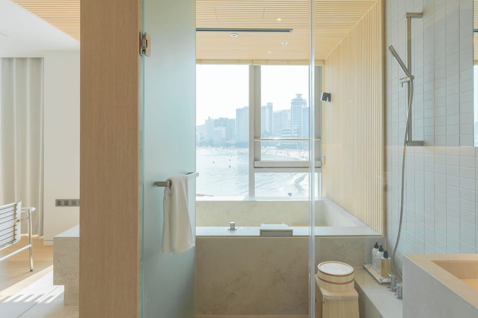 Deluxe Ocean King | In-room safe, desk, laptop workspace, free WiFi