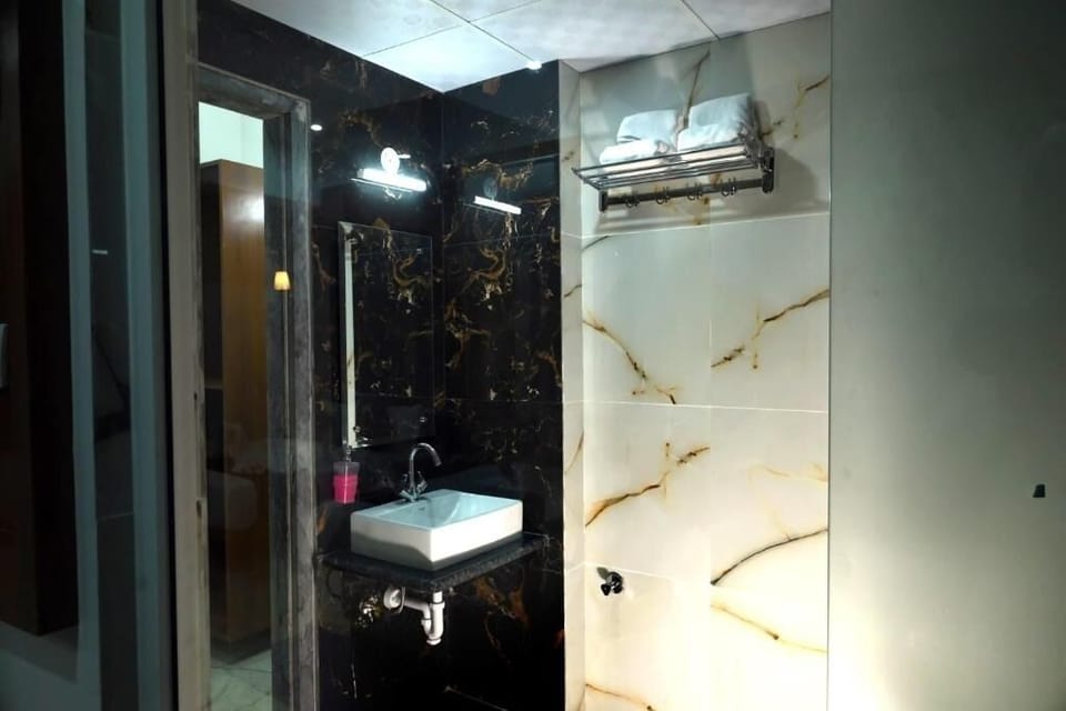 Family Room | Bathroom | Shower, rainfall showerhead, free toiletries, towels