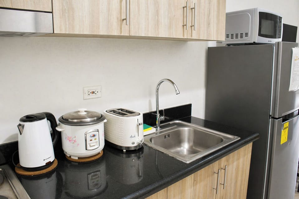 Deluxe Condo, City View | Private kitchen | Full-size fridge, microwave, oven, stovetop