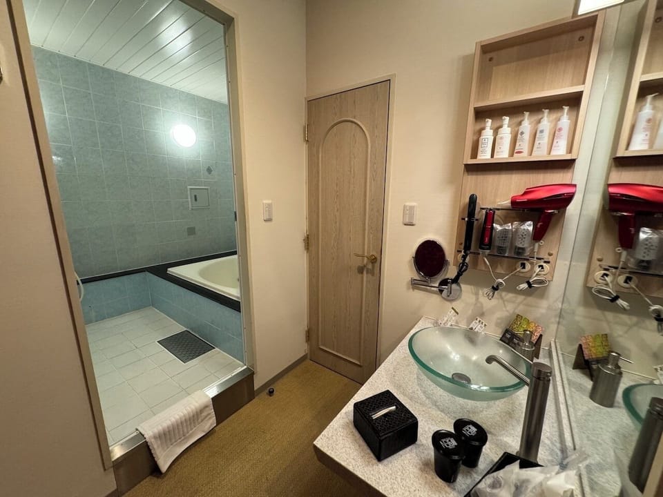Separate tub and shower, deep soaking tub, free toiletries, hair dryer