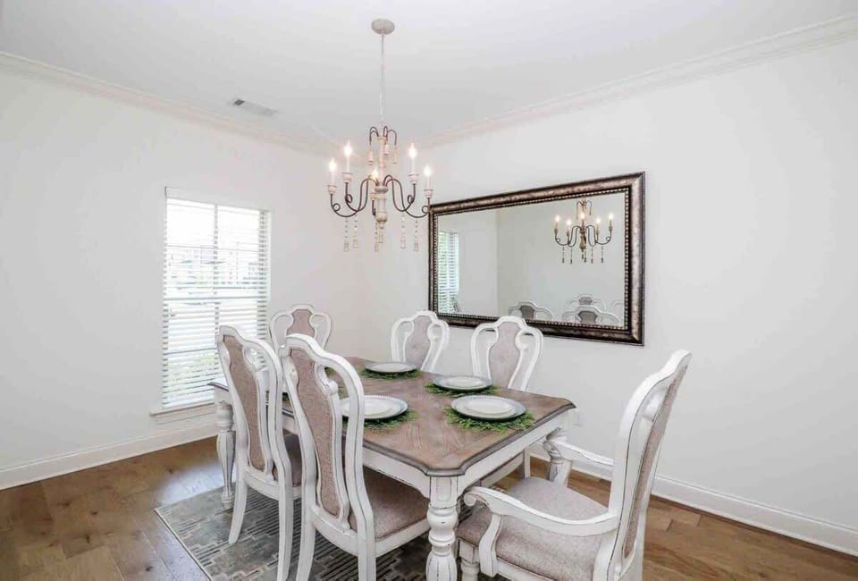 I have a leaf for this table to add 2 chairs.