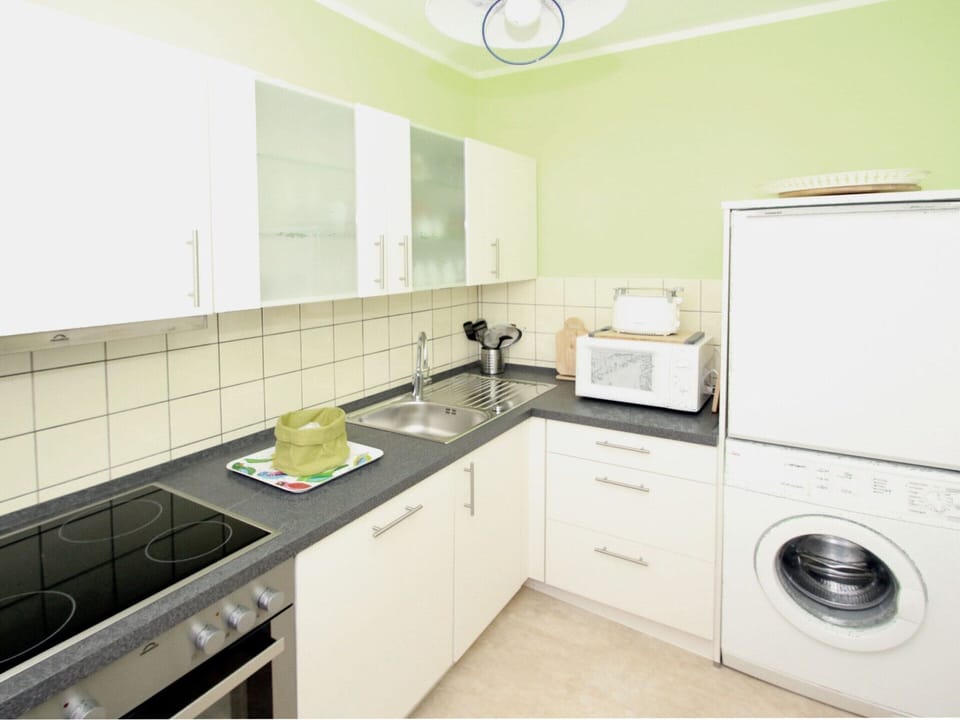 Bungalow | Private kitchen | Electric kettle, toaster