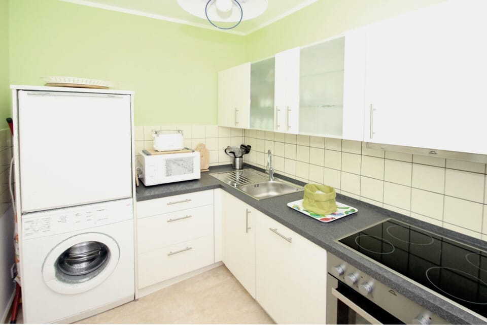 Bungalow | Private kitchen | Electric kettle, toaster