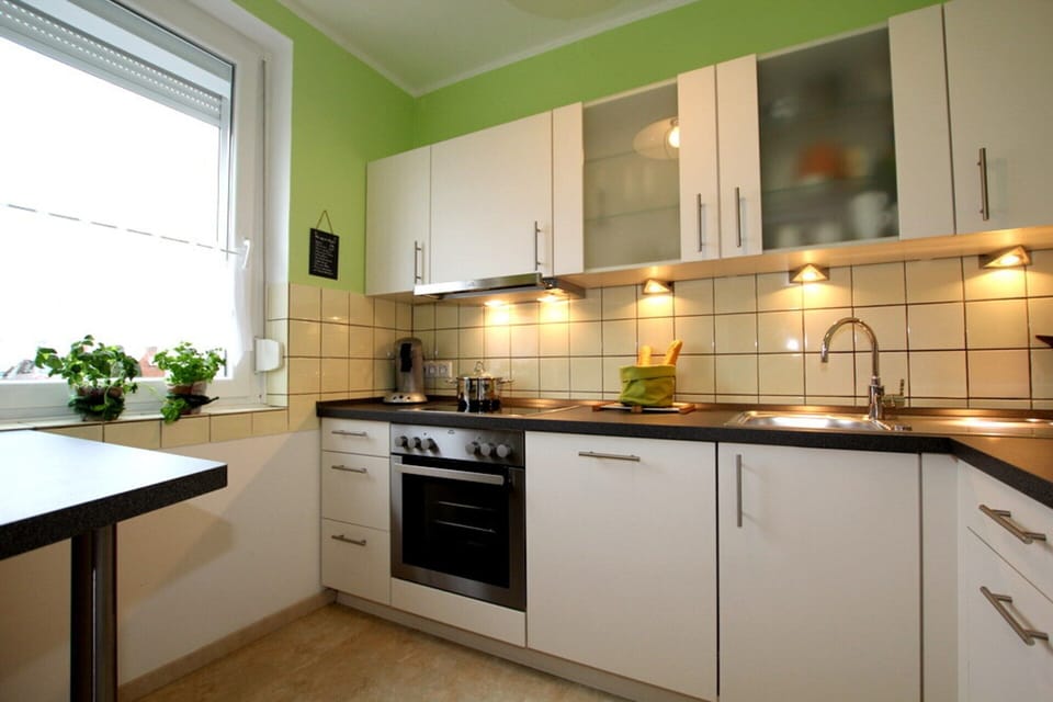 Bungalow | Private kitchen | Electric kettle, toaster