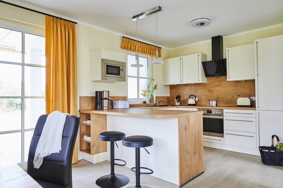 House | Private kitchen | Electric kettle, toaster, highchair