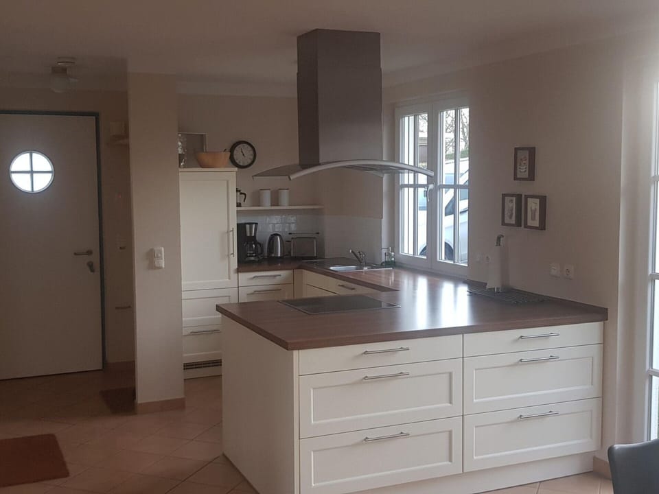 House | Private kitchen | Electric kettle, toaster, highchair